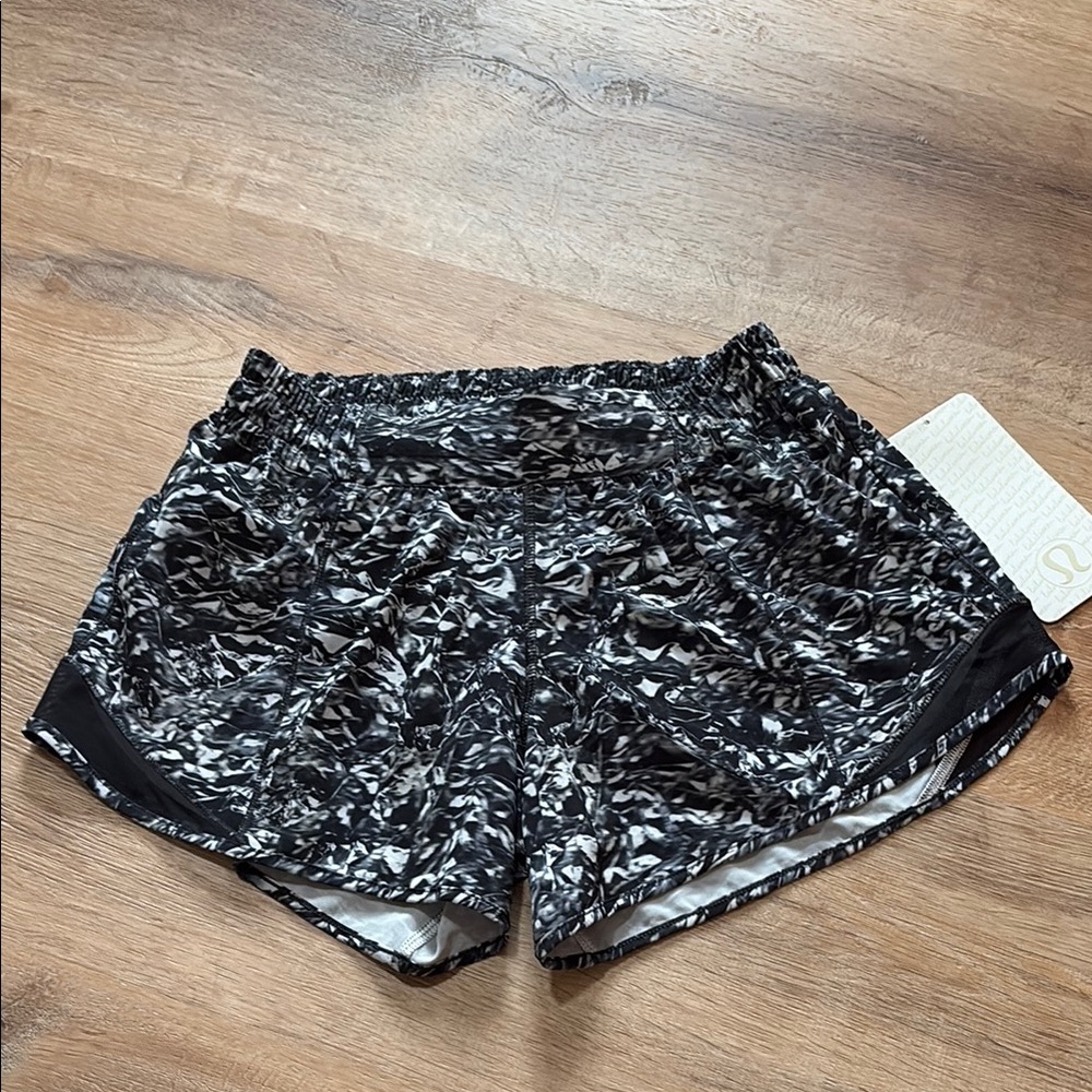 New NWT Lululemon  Hotty Hot Short 6 Tall